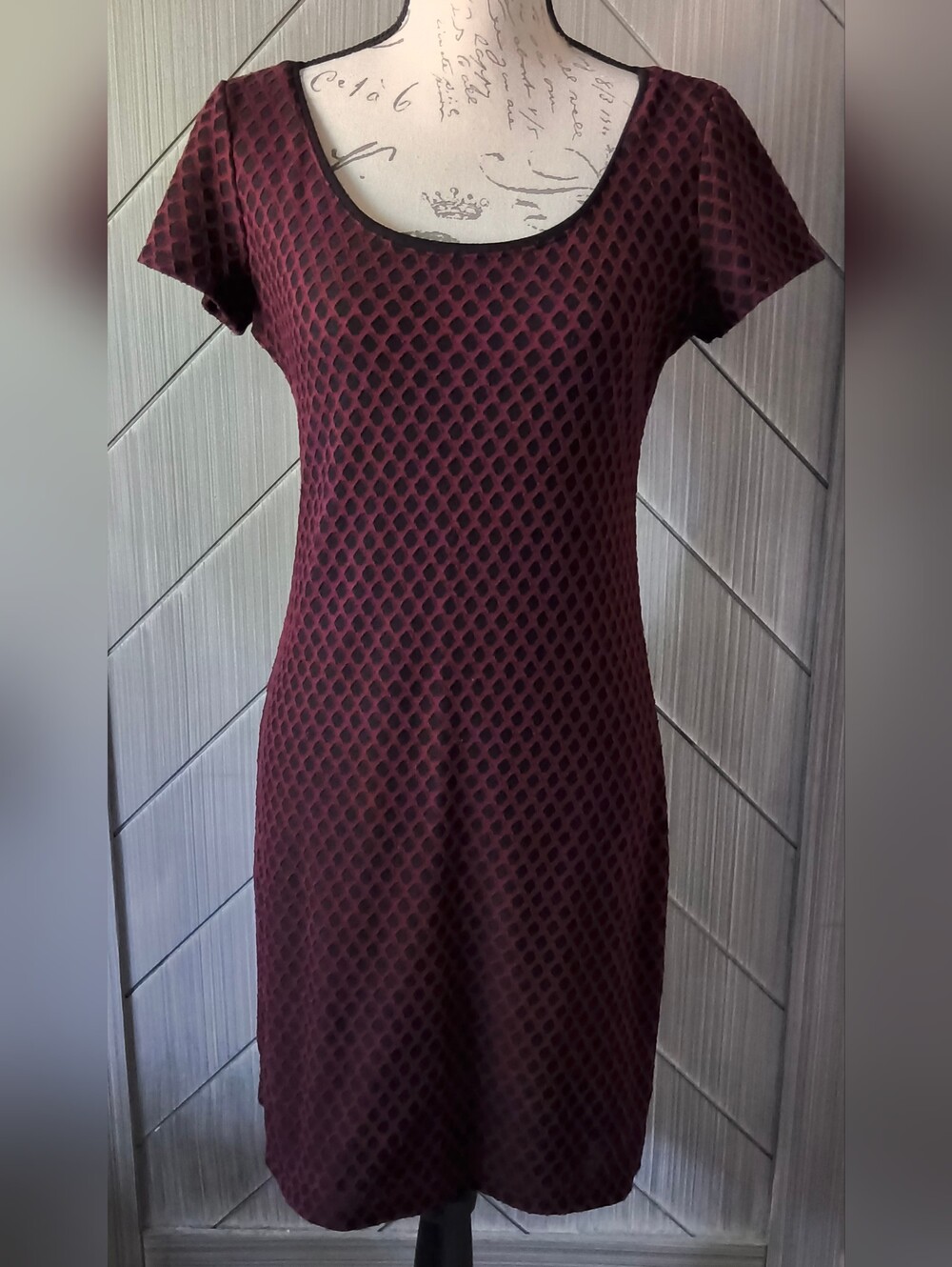 Max Studio S Burgundy Textured Lattice Sheath Dress Wine Short Sleeve Date Night